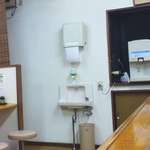 味の新宮 小鶴店 - この、手を拭いたあと、次の方のためにバリバリッと引くやづ、なつくね？