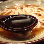 わらの蔵 - おつゆにも底力のある上質感。北海道産の昆布・九州産の焼きあご(飛魚)・本節・干椎茸等を水出しした出汁。