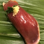 寿司処 やまざき - カツオ＠３２４円。はじめから追加注文したものです。旨味たっぷりで美味しかったです(^｡^)