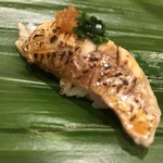 寿司処 やまざき - ノドグロの炙り。身の弾力、甘み、炙ったことで溶け出した脂、この二ヶ月、築地を回った中で最高の一貫です！ （╹◡╹）