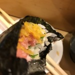 寿司処 やまざき - トロたく手巻き。最近、築地でも見かける怪しいチューブのものではなく、包丁で叩いてあるので、マグロの食感も楽しめます（╹◡╹）