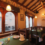 カンパーニャ - 人気の窓際のテーブルは、早めのご予約を