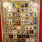 海老丸らーめん - 店舗内観(多数のシールが飾られていた)