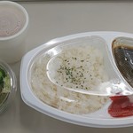 ルルマージュ - ランチカレー ビーフ辛口 600円、サラダ 200円