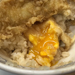 天錦 - ご飯の中には半熟卵天ぷら