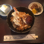 秋山 - サービス天丼900円。味噌汁も付きます。