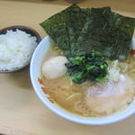 横浜ラーメン 町田家 - ラーメン（並盛）+ 味付け玉子 + 半ライス