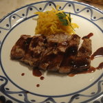 牛肉パルサミコ味。　黄色い大根の千切りは食べたことない味