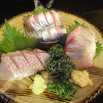 三春駒 - 刺身三点盛り（まだい、さんま、ひらまさ）