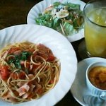 モストゥリー - ランチ（トマトとベーコンのパスタ）