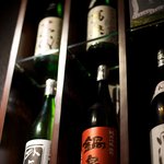 銘酒居酒屋 頑固おやじ - 入口付近にも希少銘酒たちが並んでいます。