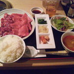 黒毛和牛焼肉 七甲山 - カルビ・ロース200gランチでございます