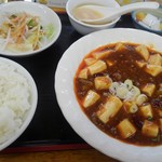中華料理 福燕 - 麻婆豆腐定食。杏仁豆腐やサラダが付きます。