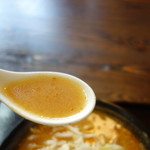 鈴木飯店 - 大蒜も入っていますので厚みのあるスープ