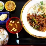Shokujidokoro Miyazaki - 牛肉とニンニクの芽炒め 700円