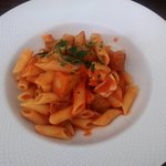 ヴィア トスカネッラ - ペンネ　ヤリイカと新じゃが芋のトマトソース（上から）（2018.9）