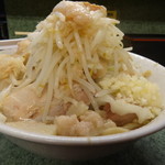ラーメン二郎 - 野菜・にんにく・あぶら固まり