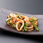 Stir-fried spear squid and asparagus with butter and soy sauce