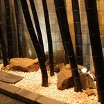Oryouri Nanakusa - 黒竹を使用した入口の坪庭になります