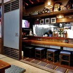 よし半 - 小上がり座卓席 ＆ カウンター席