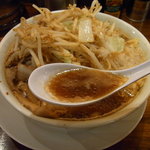 ラーメンとスタミナ丼　直成 - スープは非乳化の醤油味、