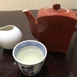 登美 - 蕎麦湯。結構透明。急須？が背の高い四角いもので面白い。