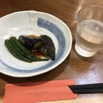 十割そばや - 付き出し。茄子と獅子唐煮浸し。