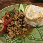 タイ料理バル タイ象 - タイ料理バル タイ象(東京都港区新橋)ガパオライス 980円