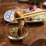 タイ料理バル タイ象 - タイ料理バル タイ象(東京都港区新橋)ガイヤーン(鶏もも肉の直火焼き)