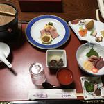 ホテルうづらや - 食事の部屋に通されたときの状態