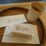 サニーヒルズ To-Go 自由が丘 - 台湾紅茶と一緒に提供