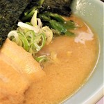横浜家系ラーメン 極家 - 甘みの強いスープ。