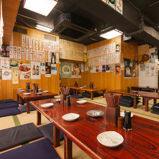 Please relax at the counter or the raised tatami seats.