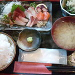 青海 - （ランチ）刺身定食（タコ、サーモン、カンパチ、鯛、鮪、鰹）