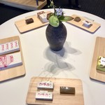 とらや - お花がいたるところにあります