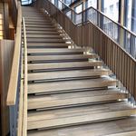 とらや - 2階から弧を描く階段を見上げる