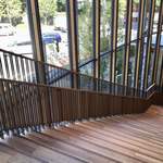 とらや - 2階から階段を見下ろす