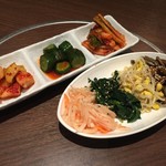 万宝家 - キムチ盛り合わせ（￥650）・ナムル盛り合わせ（￥650）