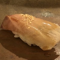 鮨 そえ島 - ◆シマアジ（五島・天然物）・・天然物は高価ですし中々頂けないので、これは嬉しい。 口の中に旨みが広がりますね。