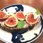 ブリコラージュ ブレッド アンド カンパニー ダイニング・カフェ - ハチミツの新作。いちじくとゴルゴンゾーラチーズのブリコラージュブレッドタルティーヌ。20181002　これいいわぁ～♡(*´∀｀)ﾉ　絶対また食べる！真似したいけど真似できないから、また行く♪