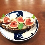 ブリコラージュ ブレッド アンド カンパニー ダイニング・カフェ - ゴルゴンゾーラチーズの個性と風味、いちじくのプチプチ甘み。ナッツの歯触りや、ミントの爽やかさ。フルーティーさのあるハチミツが、まるっとまとめてるのスゴい。これ、絶品☆＼(^-^)／　20181002