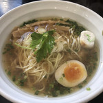 麺や hide - マグロ出汁の白醤油仕立て、梅と辛子付き