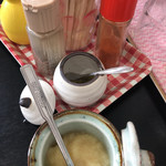 麺や hide - ニンニクと柚子胡椒、ポッカレモン