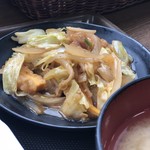 メフレ市場食堂 - 定食類を注文すると小鉢1品サービスです。私が選んだのは野菜炒め！