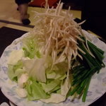 Gyu Umotsu Nabe Semmon Ten Tamaki - 付け足していくお野菜。