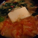 Gyu Umotsu Nabe Semmon Ten Tamaki - 味噌とにんにく味のスープ。キムチを加えても超美味。