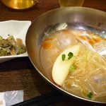 ロンフーダイニング - 冷麺とザーサイ・・・冷麺のツユは薄味ですね。