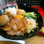 極　goku - 得まぜ麺  ８００円(税込)  まぜ麺より１５０円高くなる分はスライスされたチャーシュー×３枚と味玉が増え、それからもしかしたらメンマは増量。