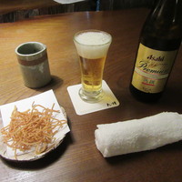 九つ井 玉川店 - 瓶ビール・お通しの「揚げそば」