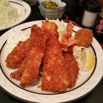 西麻布 三河屋 - 息子は海老フライ定食。海老が3本あるのにオマケのチキンカツに隠れて見えません(笑)。オマケのコロッケもあり、ボリュームすごいです。
